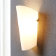 Lindby Aurora - elegante wandlamp met glasscherm