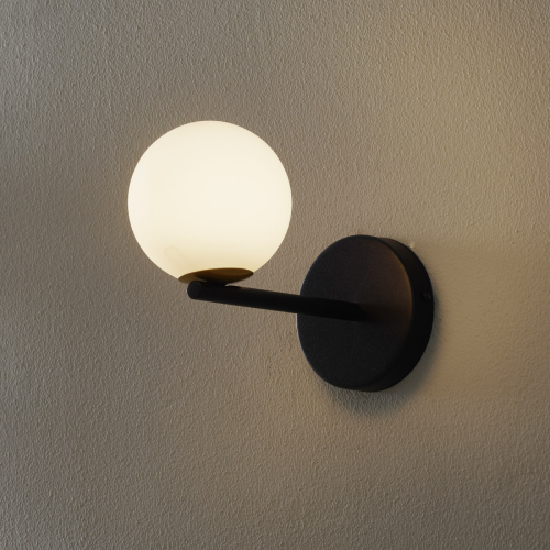 EULUNA Wandlamp Gama in zwart met glasbol