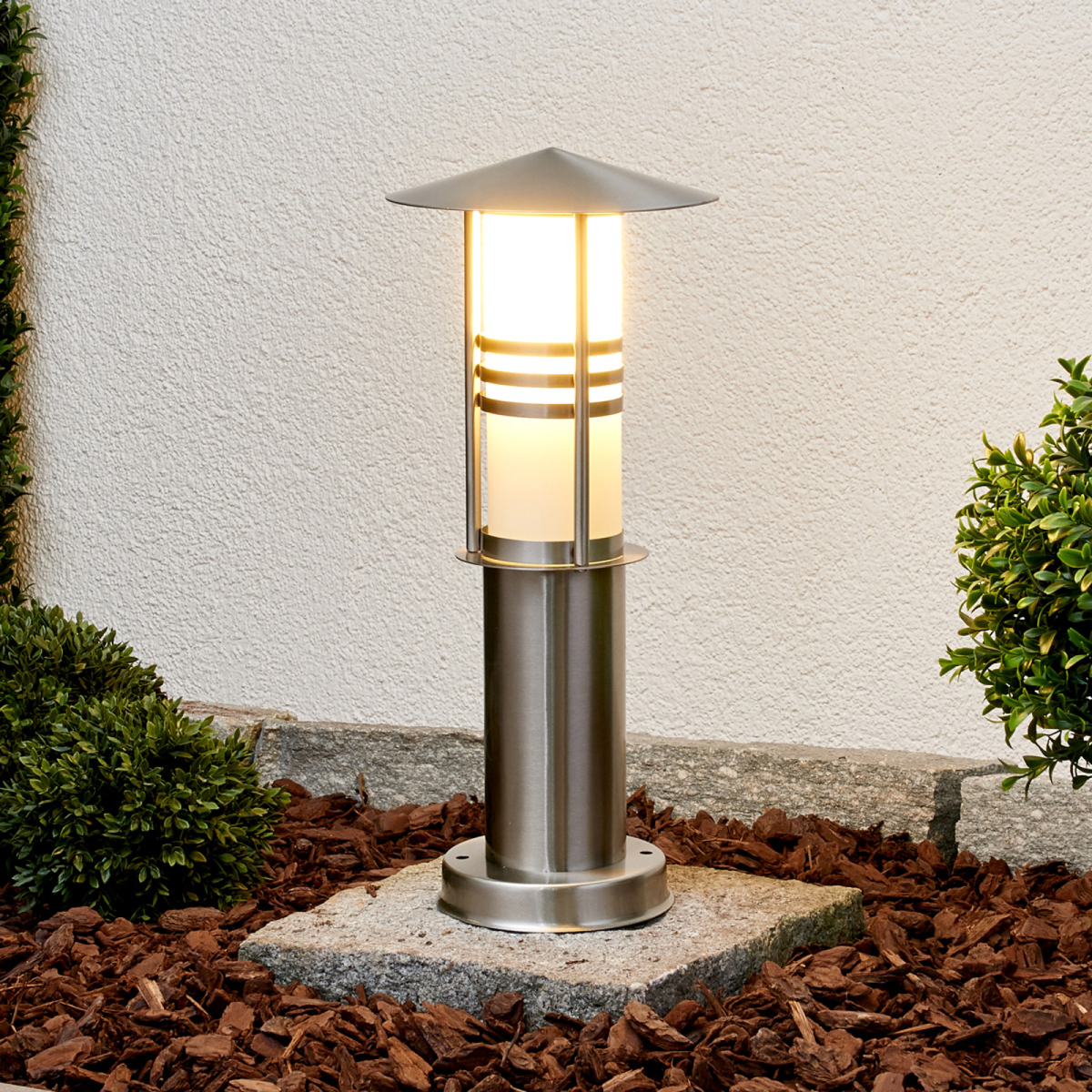 Lindby Decoratieve RVS-sokkellamp Erina