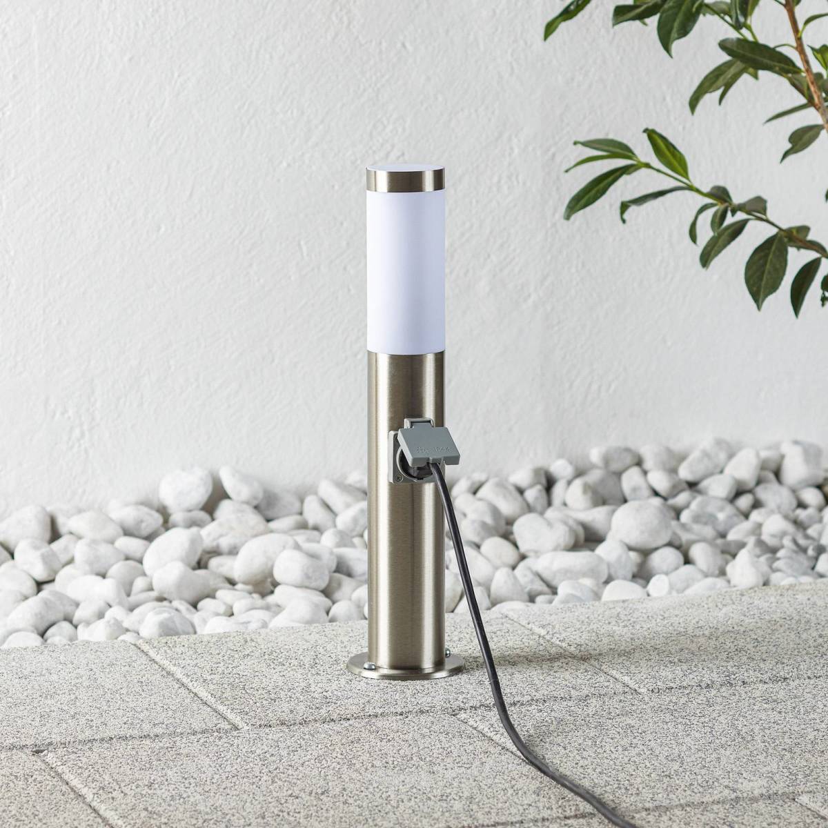 Brilliant RVS sokkellamp Chorus met stopcontact, 50 cm