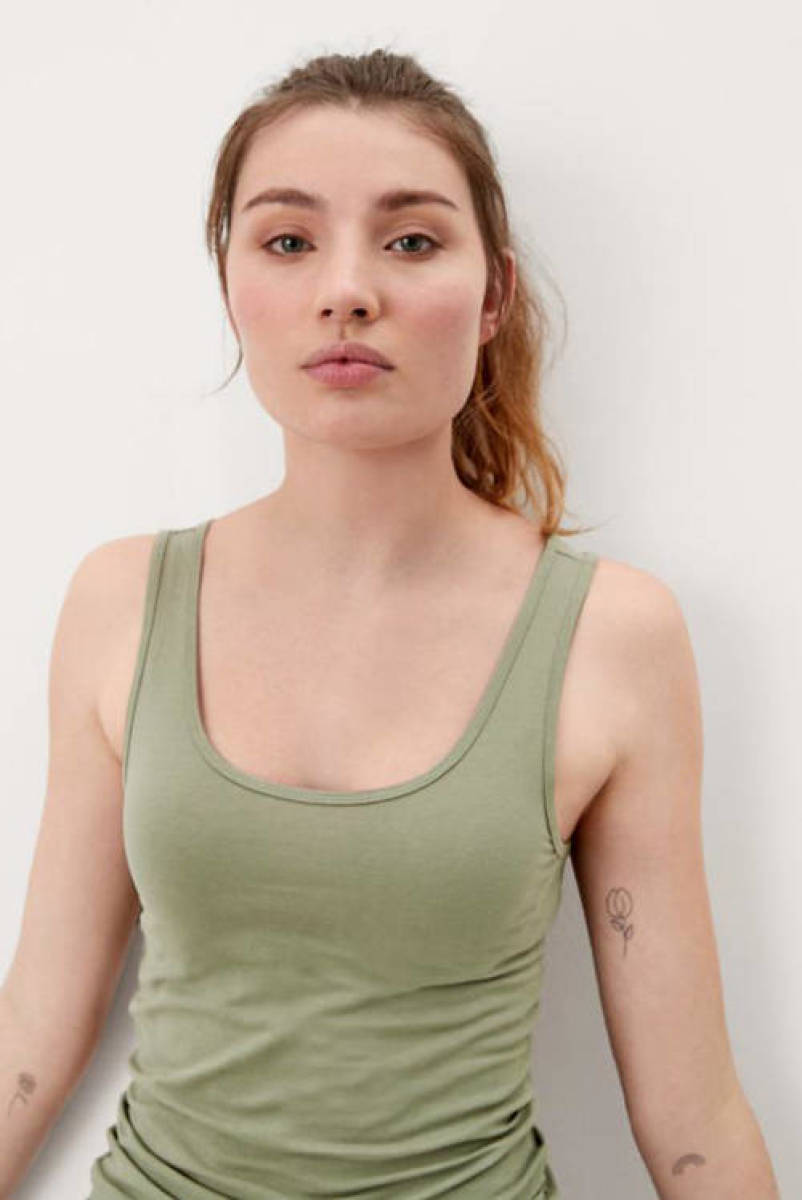 Q/S designed by Tanktop in basic stijl
