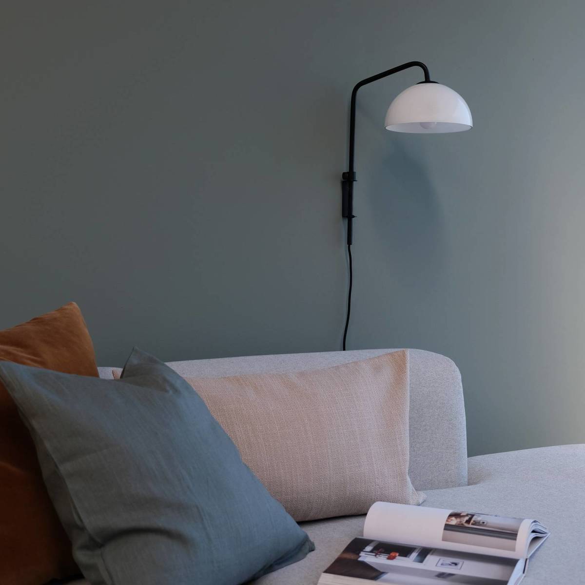 Dyberg Larsen Jazz wandlamp, opaal/zwart