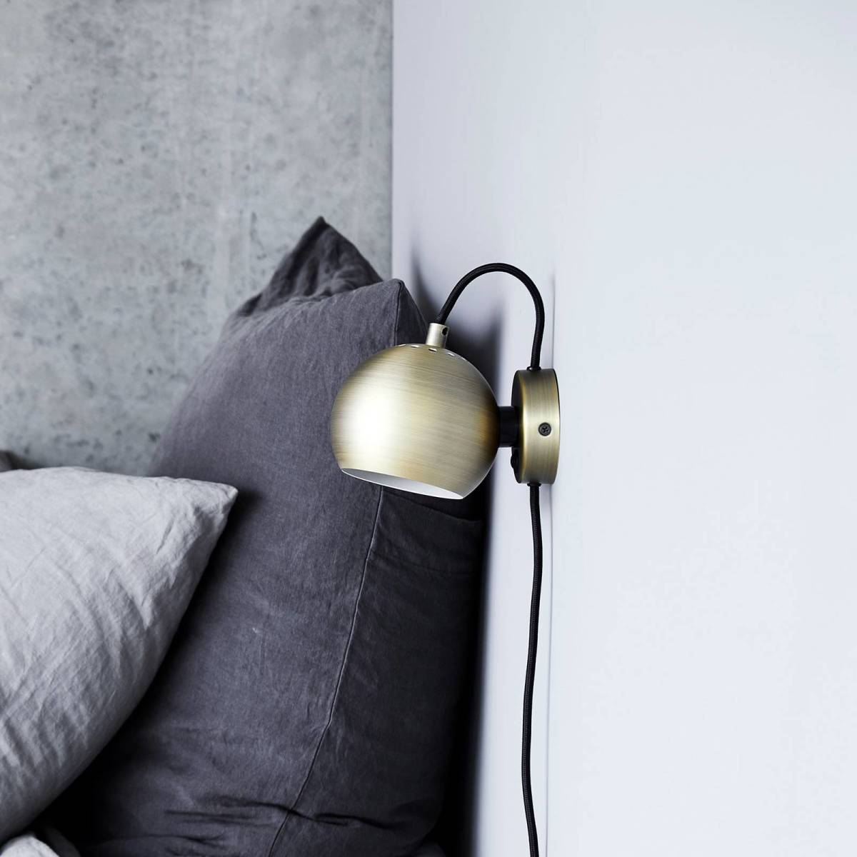 Frandsen Ball magneet wandlamp antiek messing
