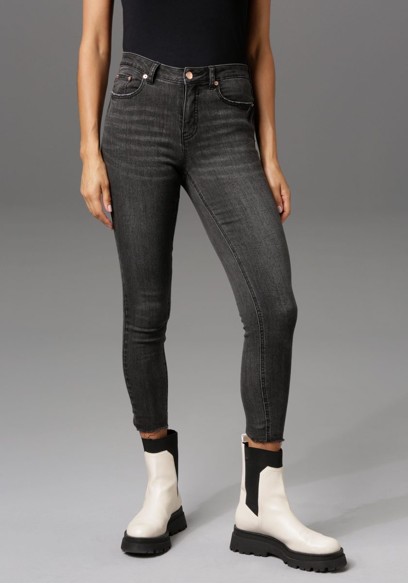 Aniston CASUAL Skinny fit jeans regular waist - met gerafelde voetzoom
