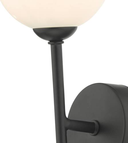 där lighting Wandlamp Cohen met opaalwitte glasbol