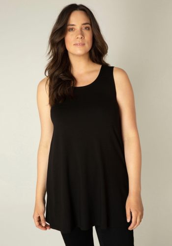 Base Level Curvy by Yesta top Abbigail zwart