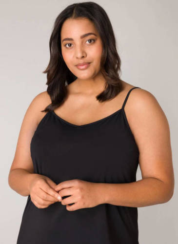 Base Level Curvy by Yesta onderjurk met verstelbare bandjes zwart