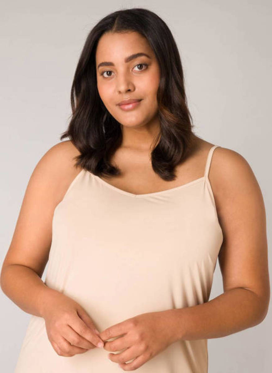 Base Level Curvy by Yesta onderjurk met verstelbare bandjes beige