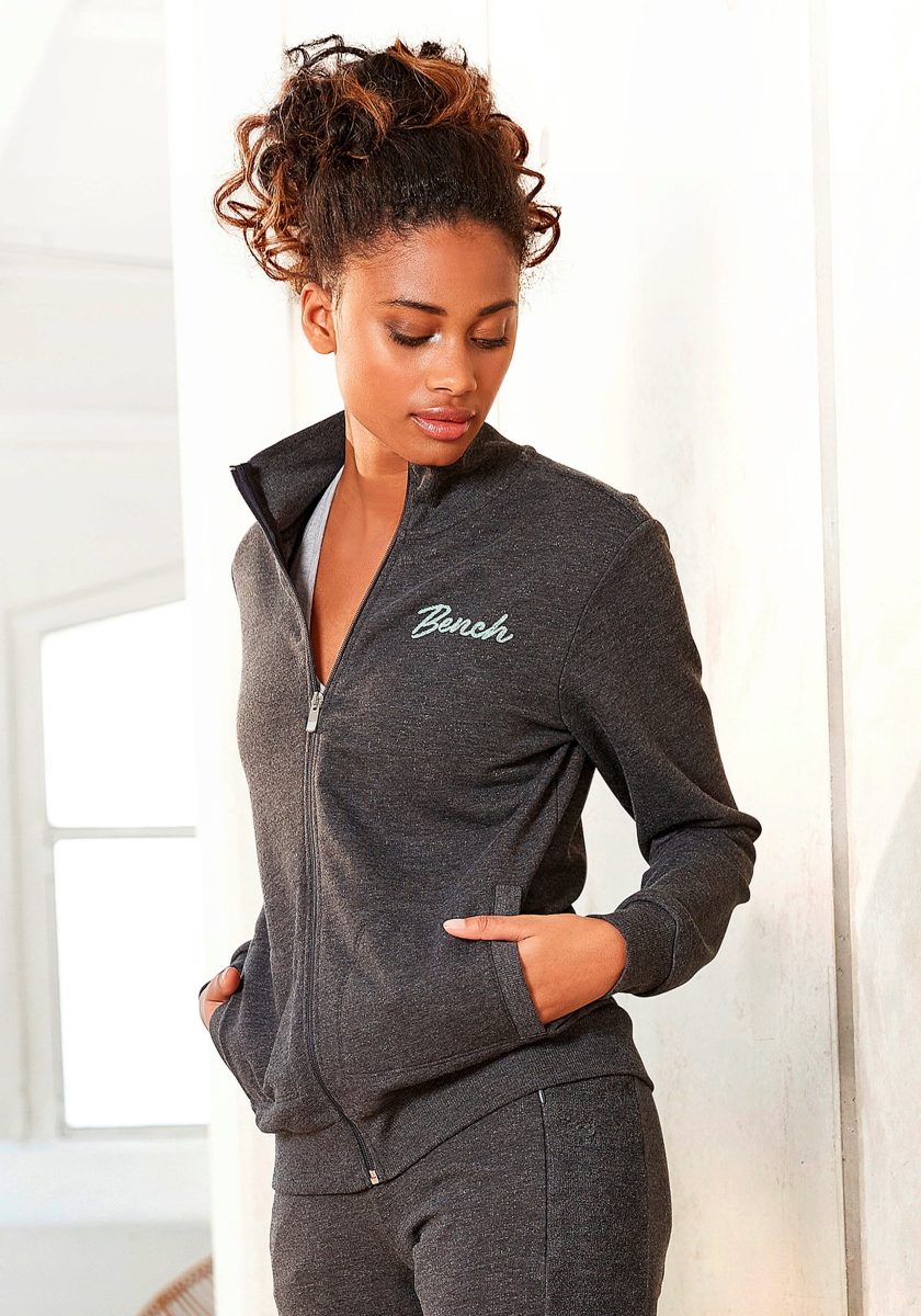 Bench. Sweatvest met twee log borduursels