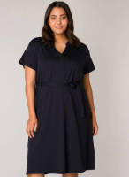 Base Level Curvy by Yesta jurk met ceintuur donkerblauw