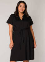 Base Level Curvy by Yesta jurk met ceintuur zwart