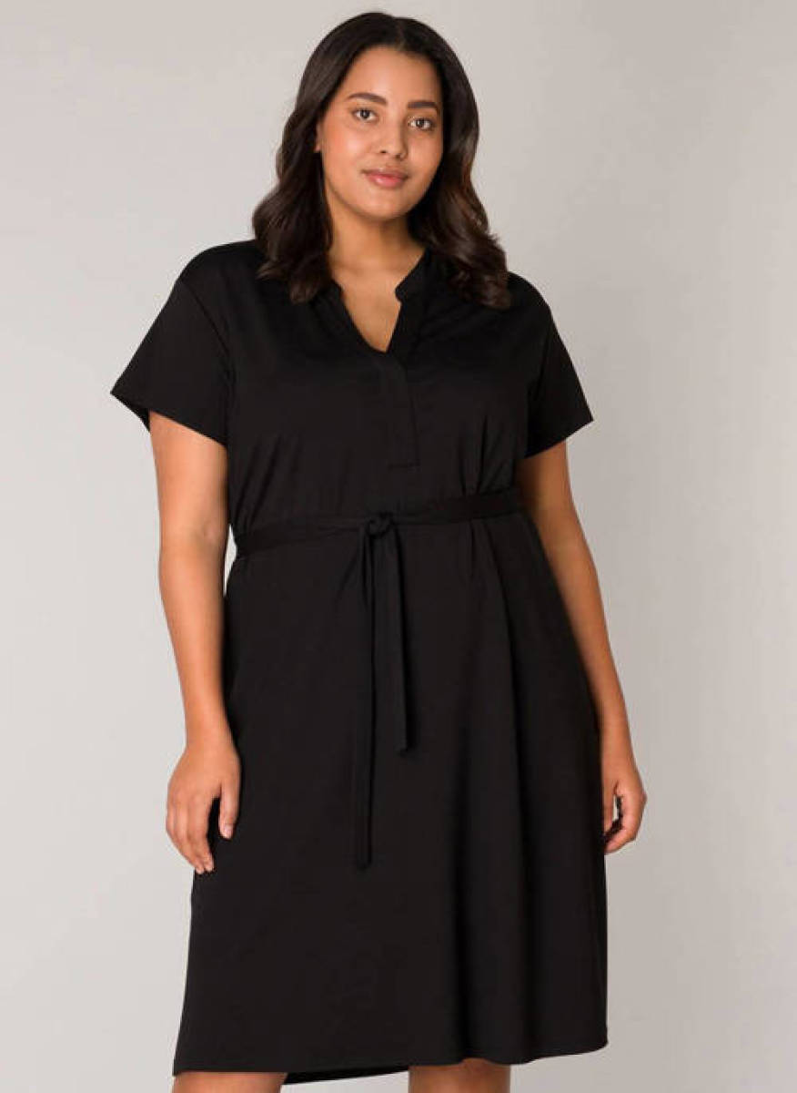 Base Level Curvy by Yesta jurk met ceintuur zwart