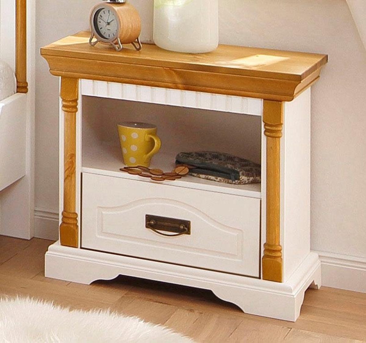 Home affaire Nachtkastje Graz van massief grenen, met luxueuze details, breedte: 55 cm