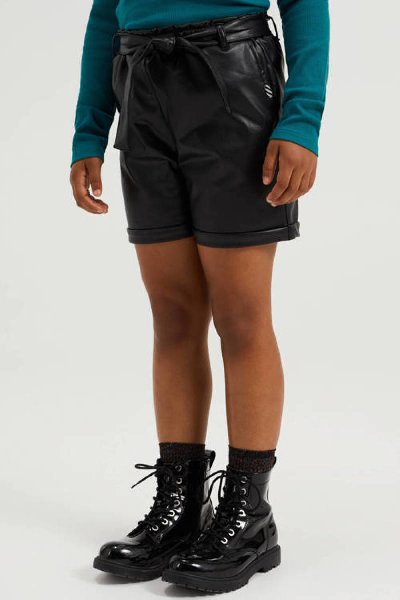 WE Fashion imitatieleren straight fit short zwart