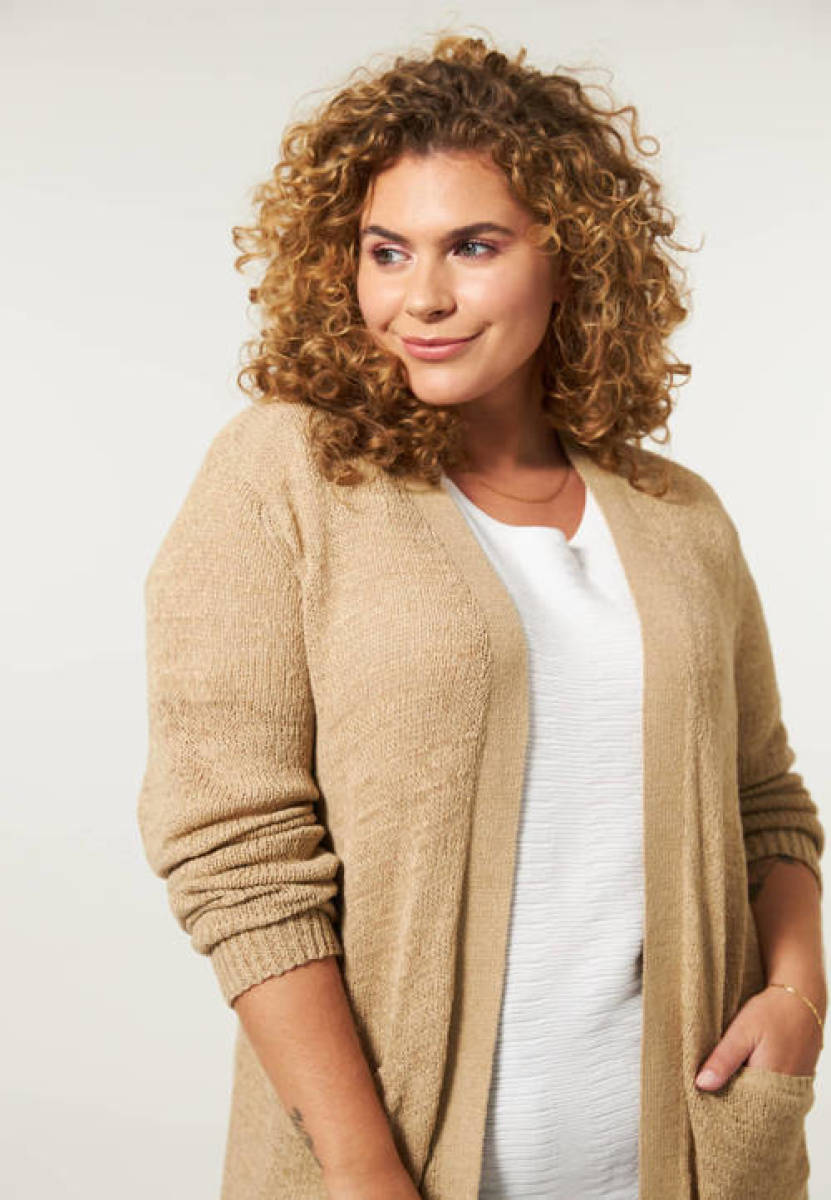 Miss Etam Plus fijngebreid vest Mabel zand