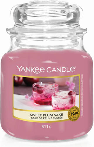 Yankee Candle Geurkaars Medium Sweet Plum Sake - 13 Cm / ø 11 Cm