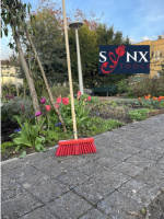 Synx Tools Bezem Nylon Straatbezem - 30 Cm - Rode Kap - Kunststof Vezel - Buitenbezem - Schoonmaakartikelen - Met Steel