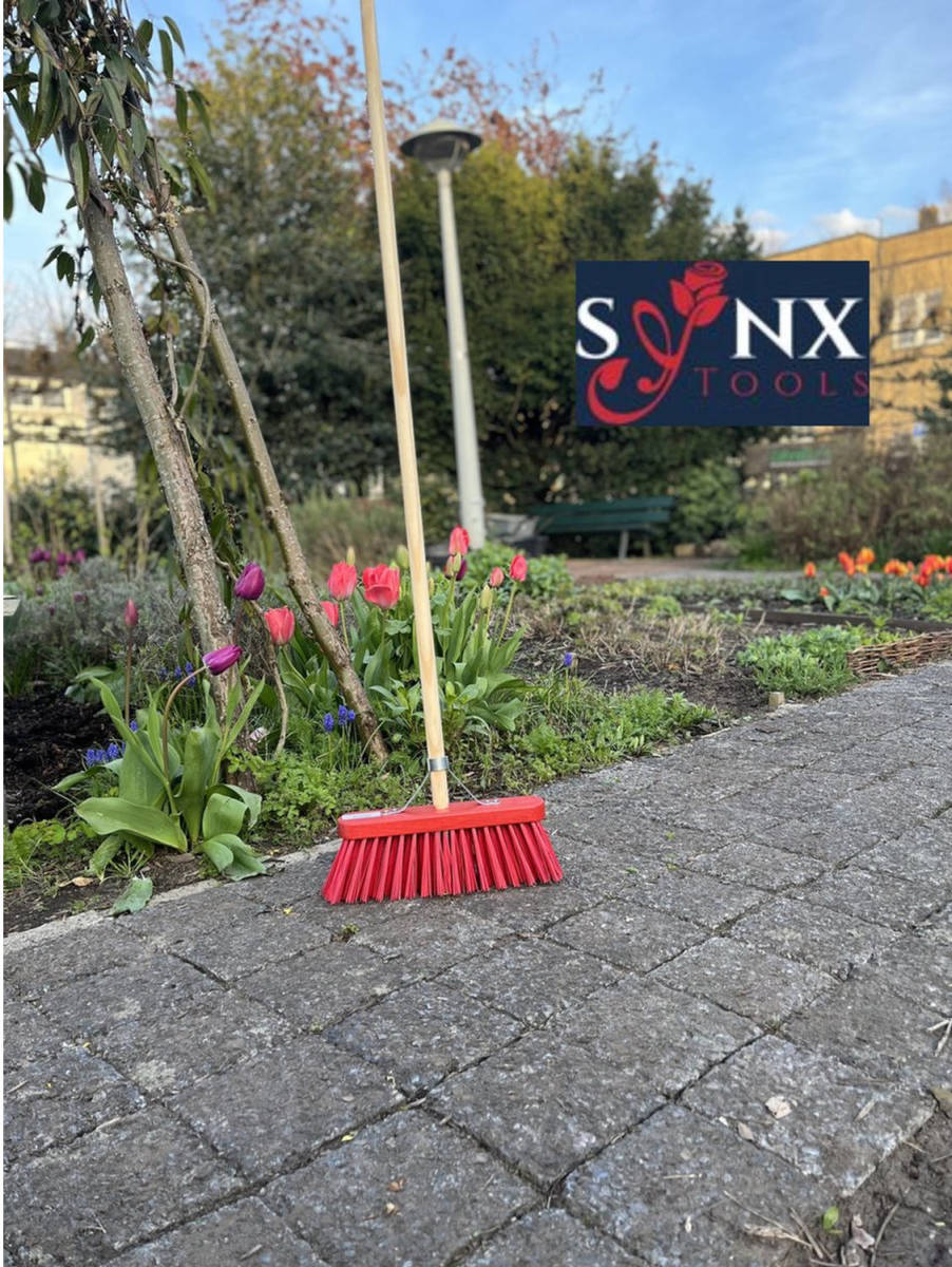Synx Tools Bezem Nylon Straatbezem - 30 Cm - Rode Kap - Kunststof Vezel - Buitenbezem - Schoonmaakartikelen - Met Steel