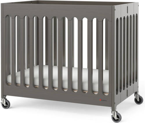 Foundations Boutique Inklapbaar Babybedje Van Hout Babybed In Grijs Met Wieltjes