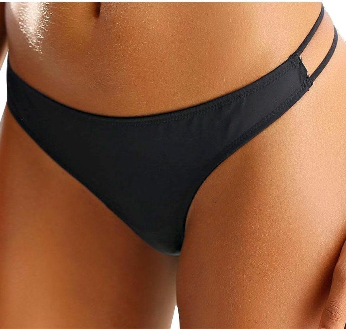Lascana String met elastische bandjes en hartaccessoire achter