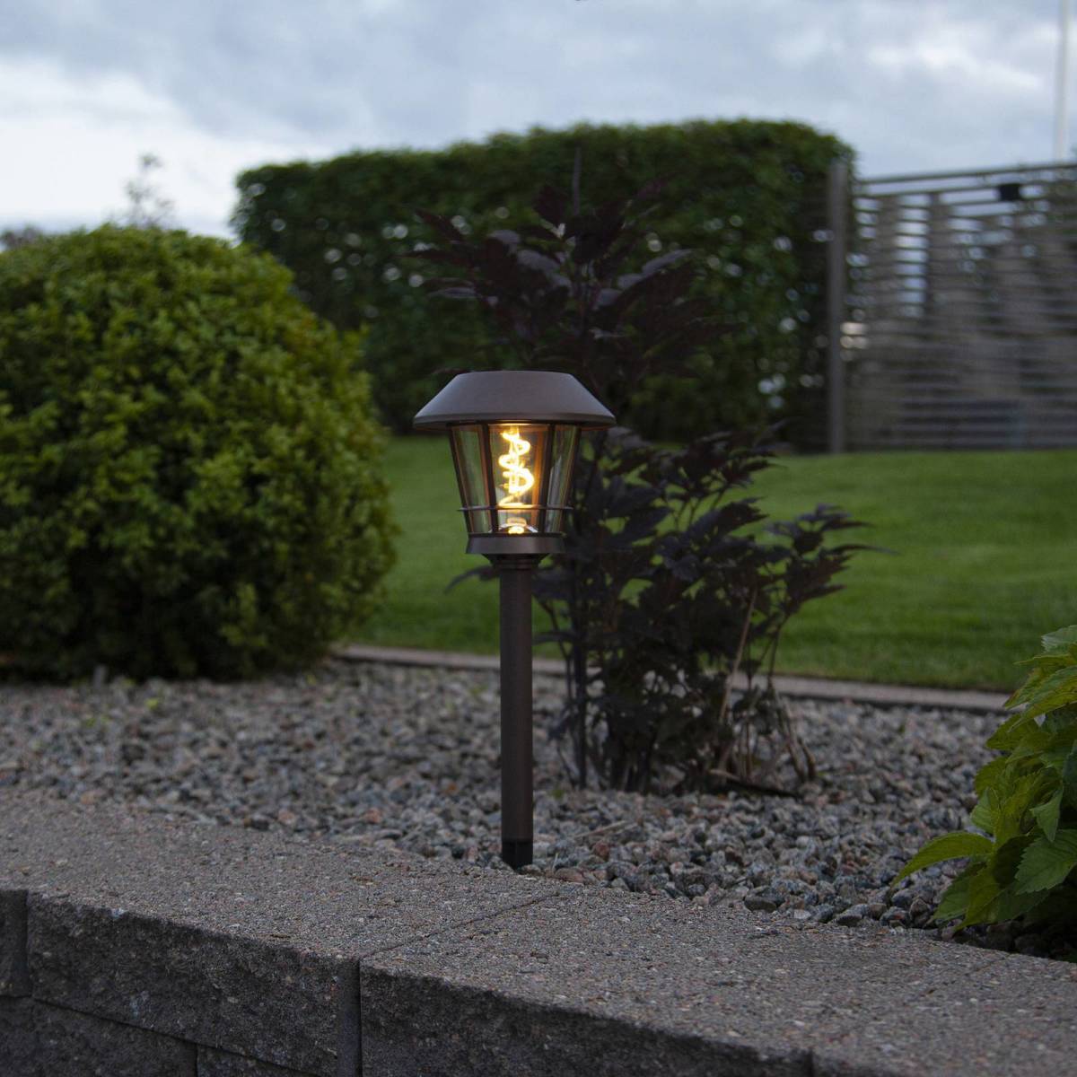 STAR TRADING LED solar-sokkellamp Fergus in lantaarnvorm
