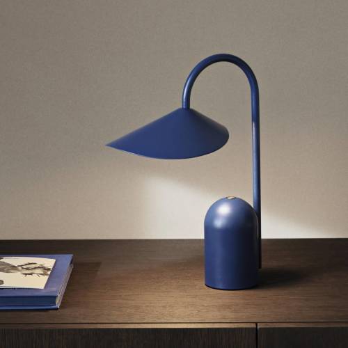 ferm LIVING fermLiving LED tafellamp Arum, blauw, dimbaar, IP44