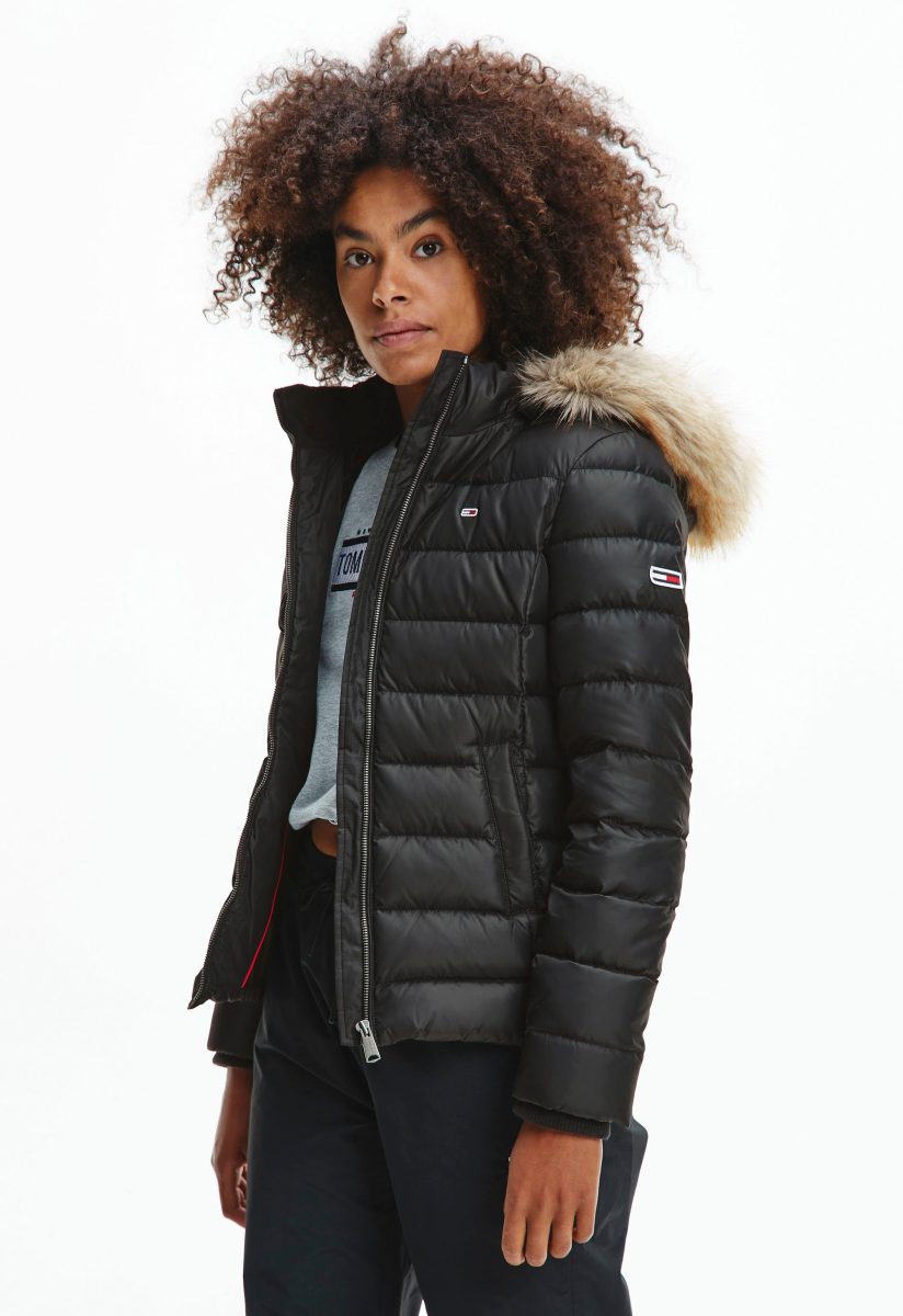 Tommy Jeans Donsjack TJW BASIC HOODED DOWN JACKET met imitatiebont aan de capuchon & Tommy Jeans-merklabel
