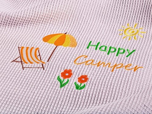 Kneer Deken Happy Camper van wafelpiqué met borduursel, ook als sprei inzetbaar